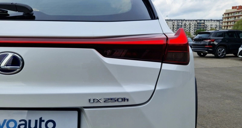 Lexus UX cena 119900 przebieg: 37927, rok produkcji 2019 z Słubice małe 436